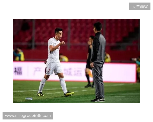 飞踹座椅染红！玉昆官方：门将教练米克尔造成恶劣影响，罚款2万